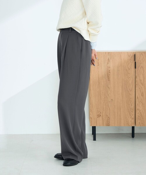 fredy emue（フレディエミュ）の「【オン・オフ対応/高身長サイズあり】とろみツイルタックスラックス（スラックス・レディース・アイボリー/ブラック/チャコールグレー/ブラウン・39/38/36）」の17枚目の写真