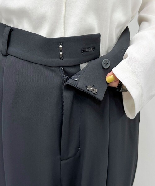 fredy emue（フレディエミュ）の「【オン・オフ対応/高身長サイズあり】とろみツイルタックスラックス（スラックス・レディース・アイボリー/ブラック/チャコールグレー/ブラウン・39/38/36）」の18枚目の写真