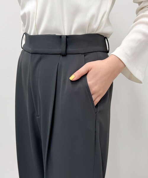 fredy emue（フレディエミュ）の「【オン・オフ対応/高身長サイズあり】とろみツイルタックスラックス（スラックス・レディース・アイボリー/ブラック/チャコールグレー/ブラウン・39/38/36）」の12枚目の写真