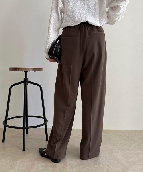 fredy emue（フレディエミュ）の「【オン・オフ対応/高身長サイズあり】とろみツイルタックスラックス（スラックス・レディース・アイボリー/ブラック/チャコールグレー/ブラウン・39/38/36）」の14枚目の写真