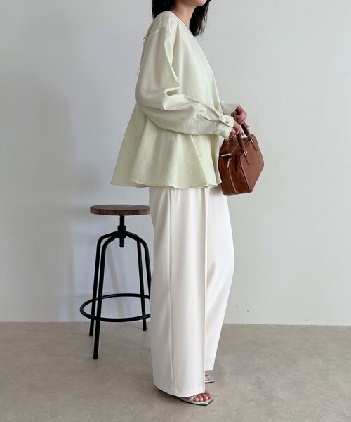 fredy emue（フレディエミュ）の「【オン・オフ対応/高身長サイズあり】とろみツイルタックスラックス（スラックス・レディース・アイボリー/ブラック/チャコールグレー/ブラウン・39/38/36）」の10枚目の写真