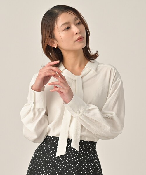 UNTITLED（アンタイトル）の「リラックスボウタイブラウス（シャツ/ブラウス・レディース・ライトブルー/チャコールグレー/オフホワイト・44/02/50/48/04/00）」の2枚目の写真