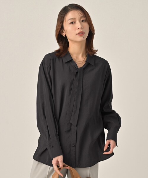 UNTITLED（アンタイトル）の「リラックスボウタイブラウス（シャツ/ブラウス・レディース・ライトブルー/チャコールグレー/オフホワイト・44/02/50/48/04/00）」の3枚目の写真