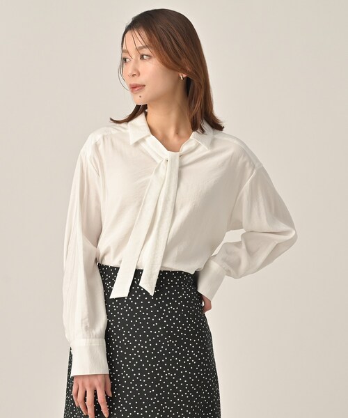 UNTITLED（アンタイトル）の「リラックスボウタイブラウス（シャツ/ブラウス・レディース・ライトブルー/チャコールグレー/オフホワイト・44/02/50/48/04/00）」の5枚目の写真