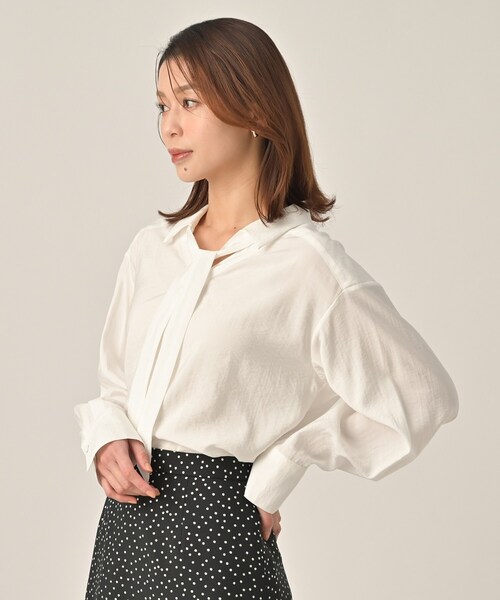 UNTITLED（アンタイトル）の「リラックスボウタイブラウス（シャツ/ブラウス・レディース・ライトブルー/チャコールグレー/オフホワイト・44/02/50/48/04/00）」の6枚目の写真