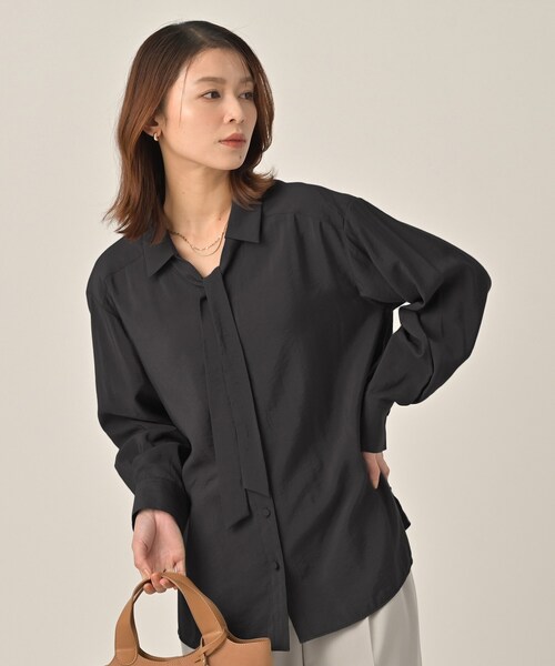 UNTITLED（アンタイトル）の「リラックスボウタイブラウス（シャツ/ブラウス・レディース・ライトブルー/チャコールグレー/オフホワイト・44/02/50/48/04/00）」の9枚目の写真