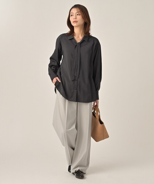 UNTITLED（アンタイトル）の「リラックスボウタイブラウス（シャツ/ブラウス・レディース・ライトブルー/チャコールグレー/オフホワイト・44/02/50/48/04/00）」の11枚目の写真