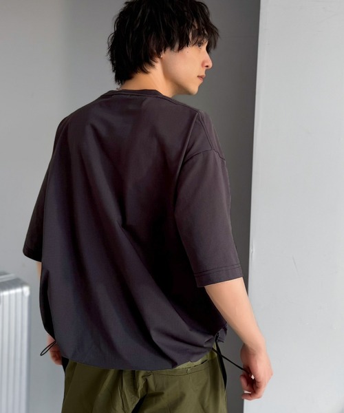 Java(ジャバ)の「【接触冷感・吸水速乾機能付き】《JaVaジャバコラボ》便利なBIGポケット&裾ドローコード付き!高機能マイクロメッシュTシャツ(Tシャツ/カットソー・メンズ・ベージュ/ブラック/グレー・LARGE/MEDIUM/SMALL)」の7枚目の写真