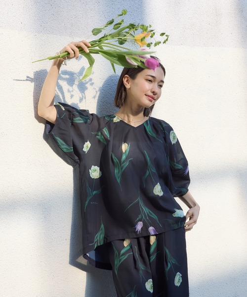 KATHARINE ROSS（キャサリンロス）の「【KATHARINE ROSS】チューリッププリントブラウス（シャツ/ブラウス・レディース・ネイビー/アイボリー・FREE）」の2枚目の写真