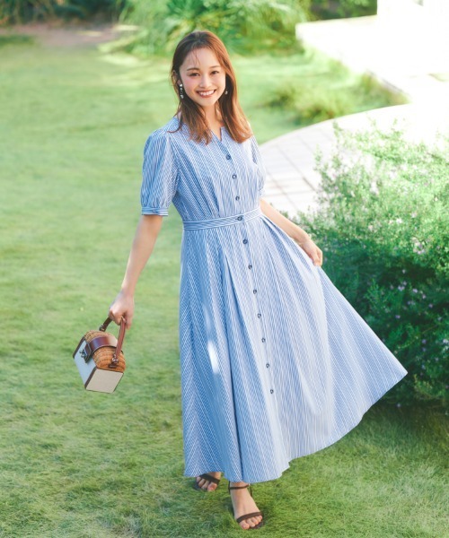 STRAWBERRY-FIELDS（ストロベリーフィールズ）の「【元宝塚トップ娘役 舞空瞳さん着用】キャンディストライプ_ストライプノーカラーフィット＆フレアーワンピース（ワンピース・レディース・ブルー/ブラック・1/2）」の2枚目の写真