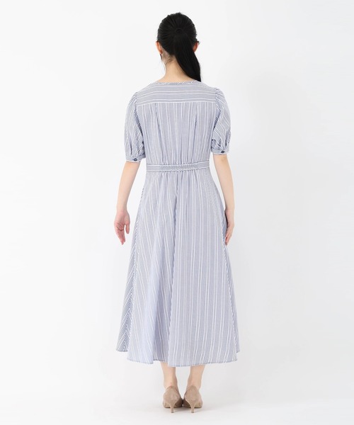STRAWBERRY-FIELDS（ストロベリーフィールズ）の「【元宝塚トップ娘役 舞空瞳さん着用】キャンディストライプ_ストライプノーカラーフィット＆フレアーワンピース（ワンピース・レディース・ブルー/ブラック・1/2）」の5枚目の写真