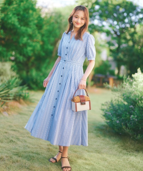 STRAWBERRY-FIELDS（ストロベリーフィールズ）の「【元宝塚トップ娘役 舞空瞳さん着用】キャンディストライプ_ストライプノーカラーフィット＆フレアーワンピース（ワンピース・レディース・ブルー/ブラック・1/2）」の13枚目の写真