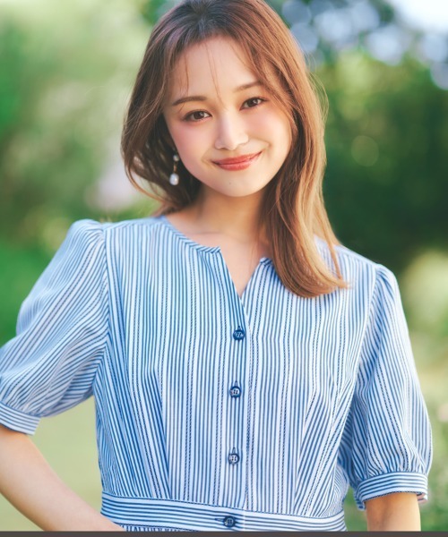 STRAWBERRY-FIELDS（ストロベリーフィールズ）の「【元宝塚トップ娘役 舞空瞳さん着用】キャンディストライプ_ストライプノーカラーフィット＆フレアーワンピース（ワンピース・レディース・ブルー/ブラック・1/2）」の14枚目の写真