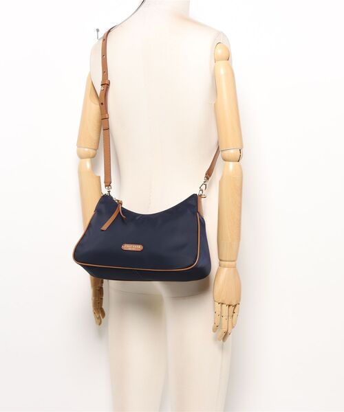 COLE HAAN(コールハーン)の「ジョディー ナイロン ショルダー バッグ womens(ショルダーバッグ・レディース・ネイビー・OSFA)」の9枚目の写真