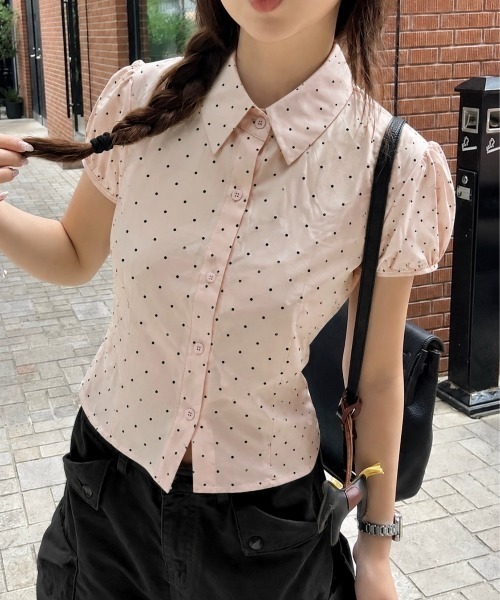 LADY LIKE(レディライク)の「【春夏新作】ピンドット柄パフスリーブ半袖シャツ(シャツ/ブラウス・レディース・ホワイト/ブラック/ピンク・M/S/L)」の3枚目の写真