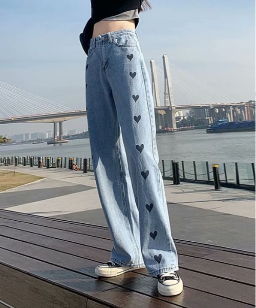 &soiree(アンドソワレ)の「ハートラインデニムストレートパンツ(デニムパンツ・レディース・ブラック/ブルー・SMALL/MEDIUM/LARGE/X-LARGE)」の1枚目の写真