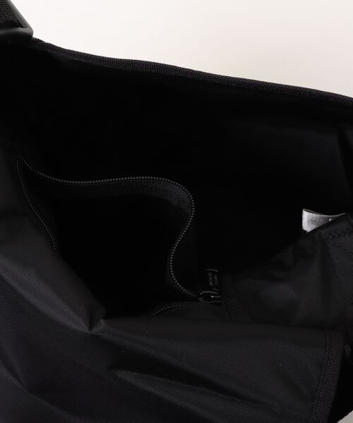 Manhattan Portage（マンハッタンポーテージ）の「Manhattan Portage/マンハッタンポーテージ ショルダーバッグ "トイストーリー" Nylon Messenger Bag(SM)FZP MGNT/ALIENS MP1605FZPTOYALN（ショルダーバッグ・メンズ・ブラック・FREE）」の3枚目の写真