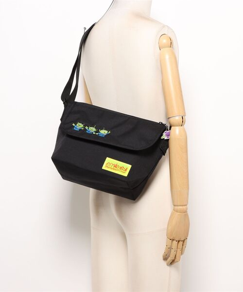 Manhattan Portage（マンハッタンポーテージ）の「Manhattan Portage/マンハッタンポーテージ ショルダーバッグ "トイストーリー" Nylon Messenger Bag(SM)FZP MGNT/ALIENS MP1605FZPTOYALN（ショルダーバッグ・メンズ・ブラック・FREE）」の2枚目の写真