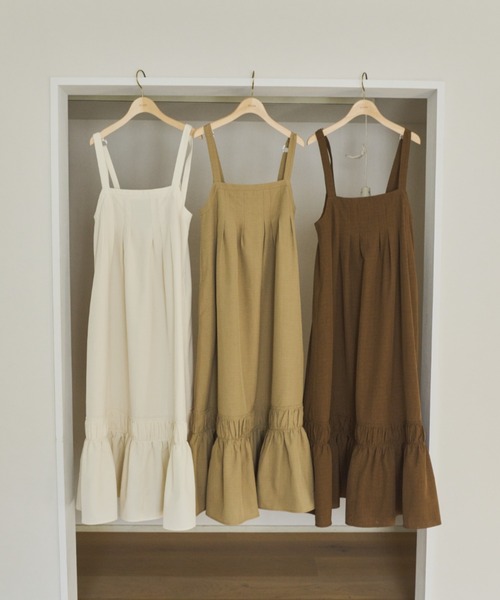 OLUN(オルン)の「front tuck belt cami onepiece/フロントタックベルトキャミワンピース(ワンピース・レディース・アイボリー/ブラウン/ベージュ・MEDIUM/SMALL)」の4枚目の写真