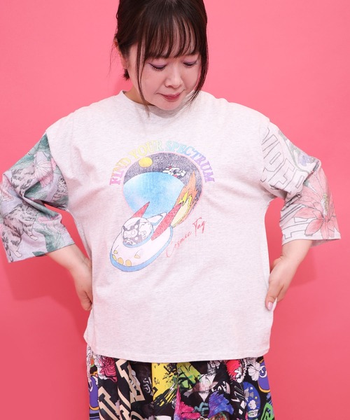 ScoLar(スカラー)の「162625:花ネコ袖柄切替 フクミン・モケの宇宙大冒険プルオーバー(Tシャツ/カットソー・レディース・オートミール/パープル/ブラック・M)」の2枚目の写真