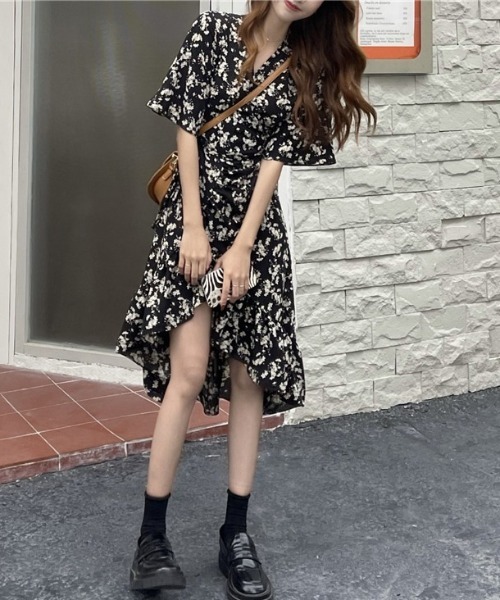 &soiree(アンドソワレ)の「アシンメトリー花柄フレアスリーブミニワンピース(ワンピース・レディース・ブラック・SMALL/X-LARGE/LARGE/MEDIUM)」の3枚目の写真