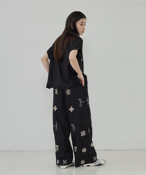GALLEST（ギャレスト）の「アート刺繍イージーパンツ【セットアップ可能】（その他パンツ・レディース・オフホワイト/ブラック・38）」の3枚目の写真