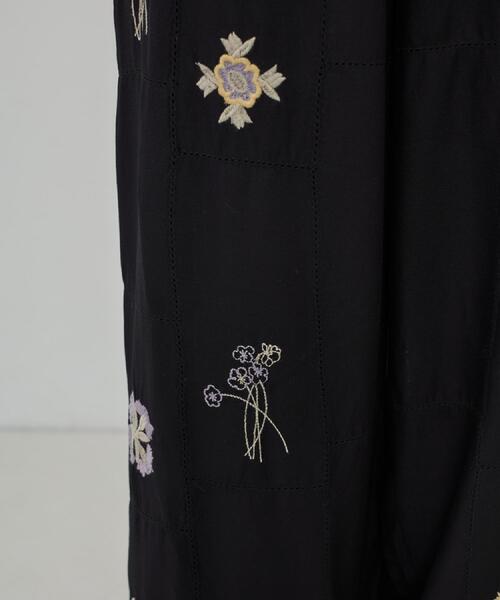 GALLEST（ギャレスト）の「アート刺繍イージーパンツ【セットアップ可能】（その他パンツ・レディース・オフホワイト/ブラック・38）」の6枚目の写真