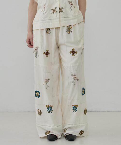 GALLEST（ギャレスト）の「アート刺繍イージーパンツ【セットアップ可能】（その他パンツ・レディース・オフホワイト/ブラック・38）」の8枚目の写真