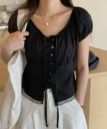 パフスリーブとレースデザインが大人フェミニンな雰囲気を演出する半袖プルオーバー