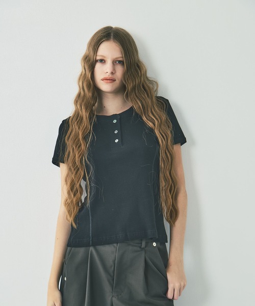 CONZ(コンズ)の「fitted rib henry short sleeve(Tシャツ/カットソー・レディース・ダークグレー/ブラック/ダークネイビー/ピンク・2/1)」の2枚目の写真