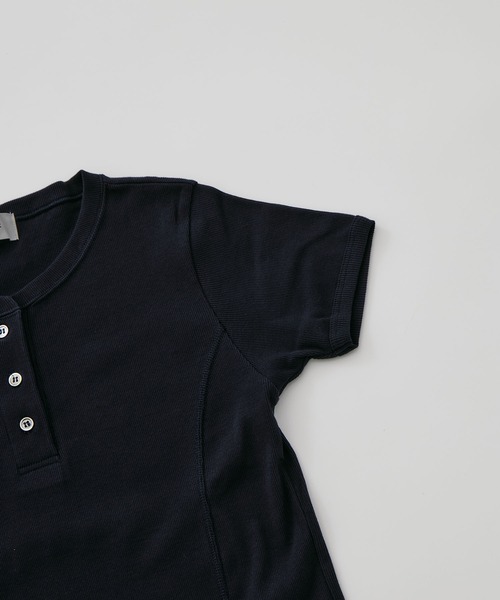 CONZ(コンズ)の「fitted rib henry short sleeve(Tシャツ/カットソー・レディース・ダークグレー/ブラック/ダークネイビー/ピンク・2/1)」の19枚目の写真