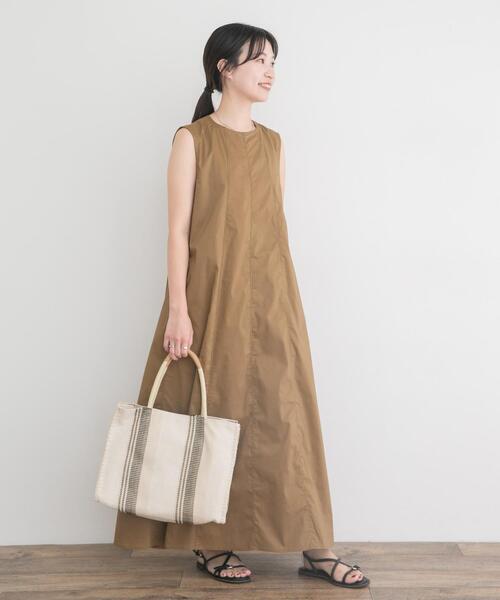 ITEMS URBANRESEARCH(アイテムズ アーバンリサーチ)の「『イージーケア』テントシルエットワンピース(ワンピース・レディース・ブラック/キャメル/ブルー・FREE)」の3枚目の写真