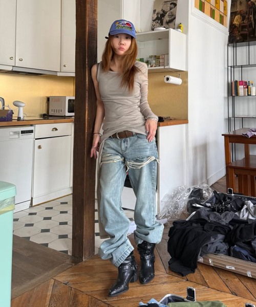 DEINET(ダイニット)の「LAYERED SEMI BOOTSCUT DENIM PANTS IN LIGHT BLUE(デニムパンツ・レディース・その他・SMALL/MEDIUM)」の1枚目の写真