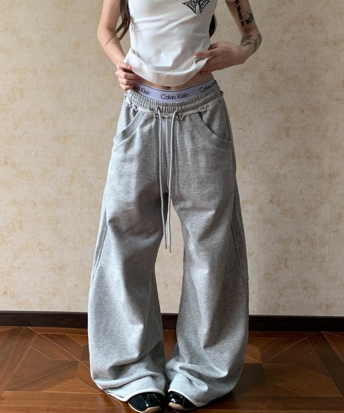 MEMECLE(メメクル)の「【 MEMECLE / メメクル 】バックロゴ ワイドスウェットパンツ(スウェットパンツ・レディース・ブラック/グレー・SMALL/MEDIUM)」の6枚目の写真