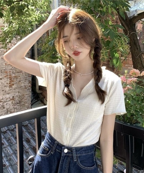 center i(センターアイ)の「Vネック 前開きボタン 半袖トップス(Tシャツ/カットソー・レディース・ホワイト/ブラック・FREE)」の9枚目の写真