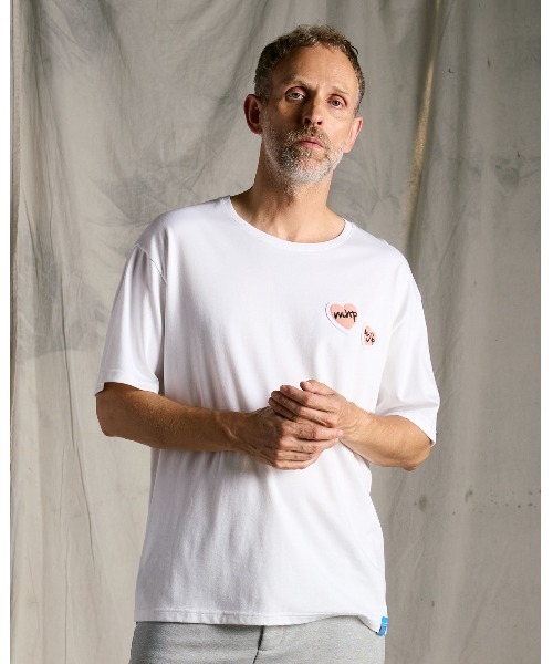 wjk（ダヴルジェイケイ）の「2-heart patch cool touch S/S（Tシャツ/カットソー・メンズ・ブラック×ピンク/ホワイト×ピンク/ブルー系その他/ホワイト×レッド・MEDIUM/SMALL/X-LARGE/LARGE）」の2枚目の写真