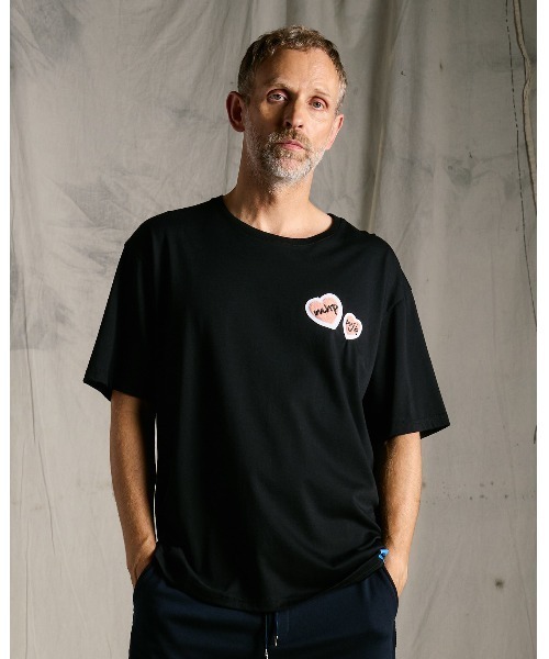 wjk（ダヴルジェイケイ）の「2-heart patch cool touch S/S（Tシャツ/カットソー・メンズ・ブラック×ピンク/ホワイト×ピンク/ブルー系その他/ホワイト×レッド・MEDIUM/SMALL/X-LARGE/LARGE）」の3枚目の写真