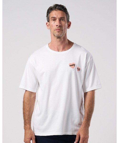 wjk（ダヴルジェイケイ）の「2-heart patch cool touch S/S（Tシャツ/カットソー・メンズ・ブラック×ピンク/ホワイト×ピンク/ブルー系その他/ホワイト×レッド・MEDIUM/SMALL/X-LARGE/LARGE）」の7枚目の写真