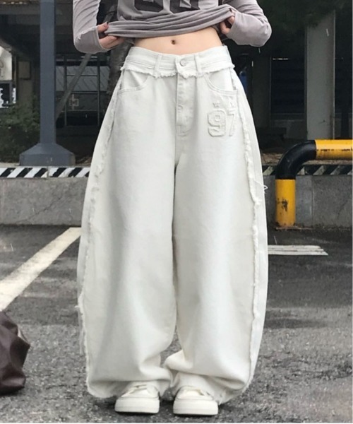 ＆soiree（アンドソワレ）の「ナンバーデザインフリンジカーブデニムパンツ（デニムパンツ・レディース・オフホワイト・SMALL/MEDIUM/LARGE）」の2枚目の写真