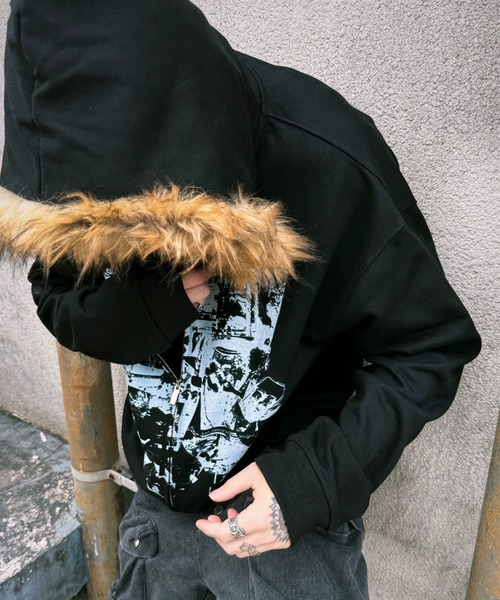 SHEPP(シープ)の「【26年秋冬新作】フェイクファー Y2K グランジ グラフィック フード ZIPパーカー(パーカー・レディース・ブラック/ライトグレー・M)」の8枚目の写真