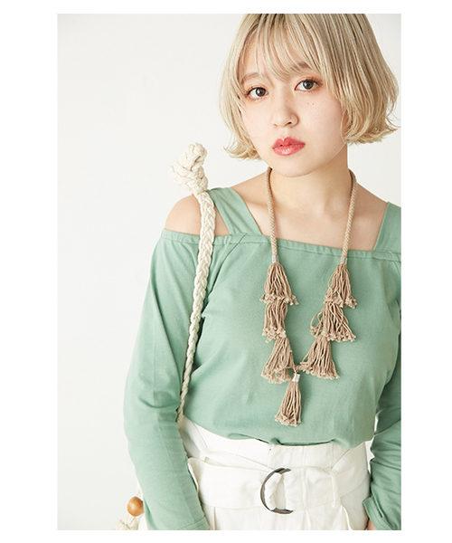 SLY（スライ）の「CUT OUT SHOULDER TOPS（Tシャツ/カットソー・レディース・ブラック/マルチ/イエロー系その他/ホワイト/グリーン系その他・1/2）」の4枚目の写真