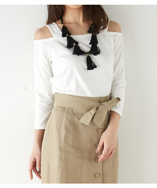 SLY（スライ）の「CUT OUT SHOULDER TOPS（Tシャツ/カットソー・レディース・ブラック/マルチ/イエロー系その他/ホワイト/グリーン系その他・1/2）」の2枚目の写真