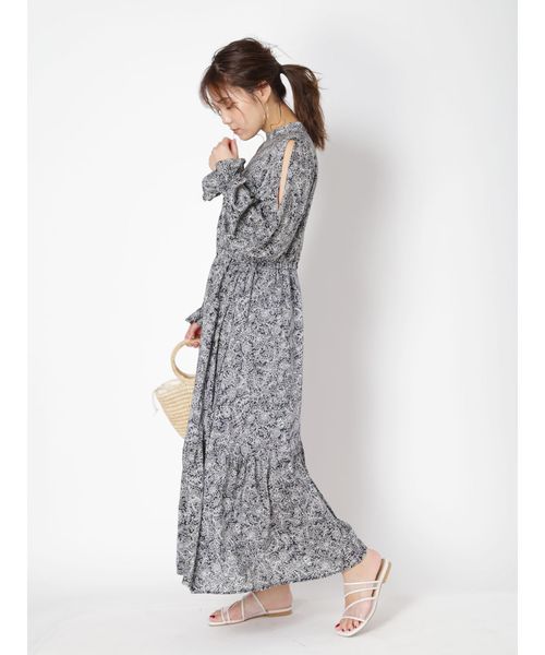 Ungrid（アングリッド）の「オープンショルダーフラワープリントワンピース（ワンピース・レディース・オフホワイト/ネイビー・FREE）」の12枚目の写真