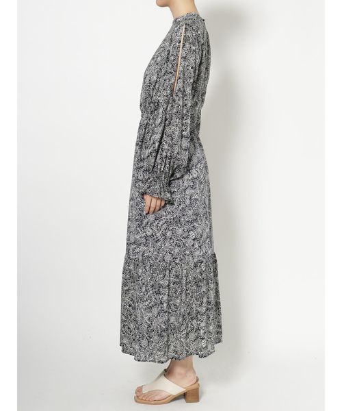 Ungrid（アングリッド）の「オープンショルダーフラワープリントワンピース（ワンピース・レディース・オフホワイト/ネイビー・FREE）」の10枚目の写真