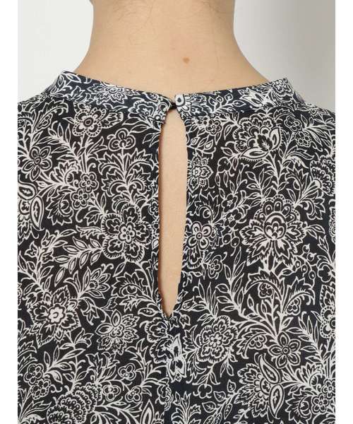 Ungrid（アングリッド）の「オープンショルダーフラワープリントワンピース（ワンピース・レディース・オフホワイト/ネイビー・FREE）」の6枚目の写真