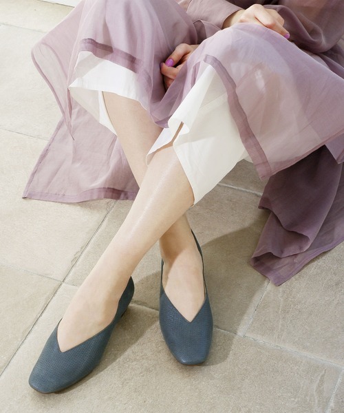 enchanted（エンチャンテッド）の「本革Vカットスクエアパンプス（パンプス・レディース・ホワイト/ブラック/シルバー/ブラック系その他/プラチナム/シルバーグレー/ブラウン/ブルー系その他5/パイソン・40/38/39/41/35/36/37）」の6枚目の写真