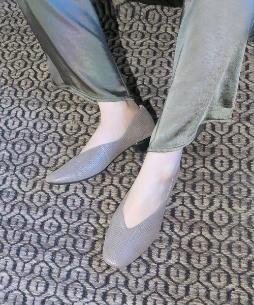 enchanted（エンチャンテッド）の「本革Vカットスクエアパンプス（パンプス・レディース・ホワイト/ブラック/シルバー/ブラック系その他/プラチナム/シルバーグレー/ブラウン/ブルー系その他5/パイソン・40/38/39/41/35/36/37）」の4枚目の写真