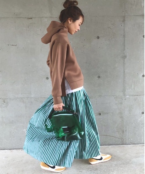 ulu(ウル)の「Striped flare longskirt(スカート・レディース・ネイビー/グリーン・FREE)」の2枚目の写真