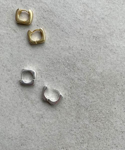 PT（ピーティ）の「Pt(ピーティー) プチスクエアピアス（ピアス（両耳用）・レディース・シルバー/ゴールド・ONE SIZE）」の2枚目の写真