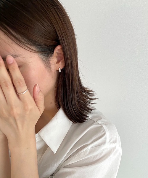 PT（ピーティ）の「Pt(ピーティー) プチスクエアピアス（ピアス（両耳用）・レディース・シルバー/ゴールド・ONE SIZE）」の3枚目の写真